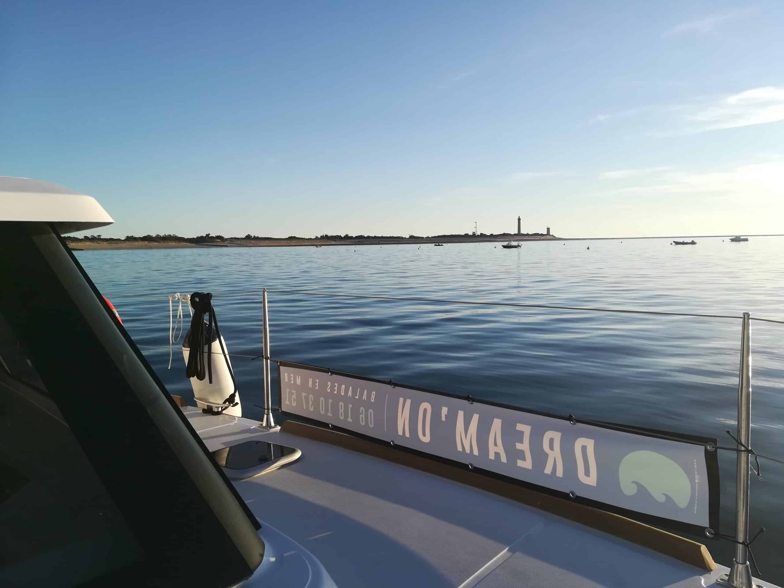 Bateau sur l'eau calme au lever du soleil.